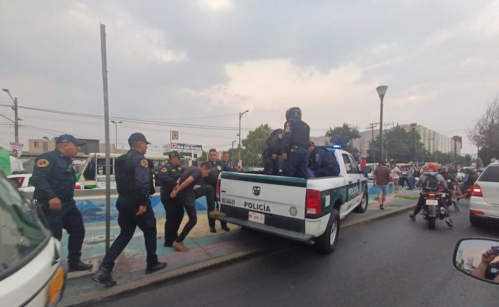 Al escuchar la detonación de arma de fuego familiares de la víctima salieron a la calle. Foto: Juan Carlos Williams y Valente Rosas - EL UNIVERSAL