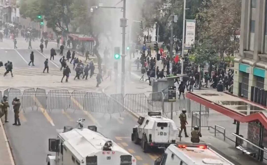 En el centro de Santiago una marcha para conmemorar los 50 años del golpe de Estado fue dispersada por el cuerpo de carabineros. Foto: captura de pantalla