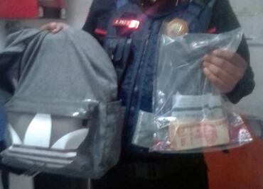 Usuario del Metro encuentra mochila con 10 mil pesos en estación Hidalgo y la entrega a policías