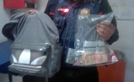 Usuario del Metro encuentra mochila con 10 mil pesos en estación Hidalgo y la entrega a policías