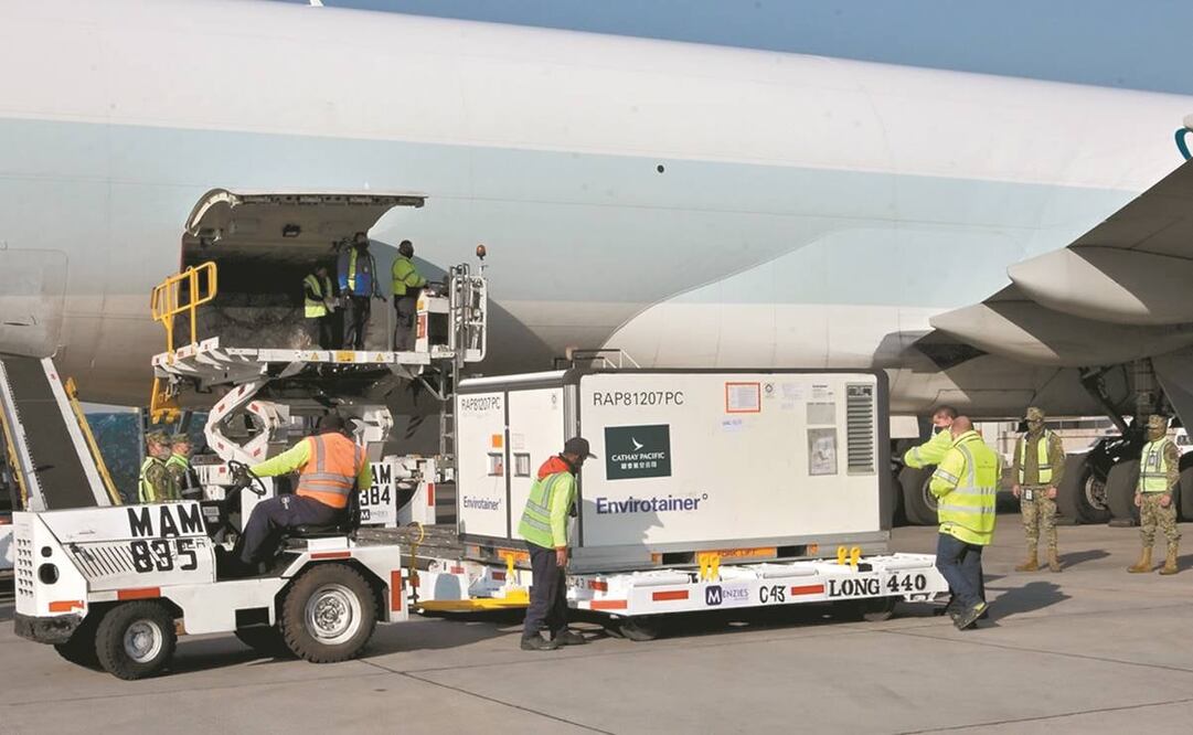 El primer cargamento de las vacunas de Sinovac llegaron ayer al aeropuerto de la CDMX. Foto: PRESIDENCIA
