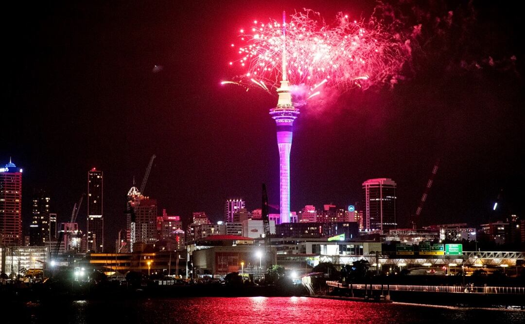 Fuegos artificiales sobre la Sky Tower en Auckland, Nueva Zelanda. Dean Purcel. AP