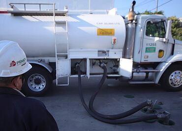 Pemex acuerda plan con transportistas para agilizar suministro a gasolineras