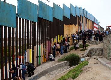 Muro de Trump aumenta muertes de migrantes: caen desde alturas de 9 metros