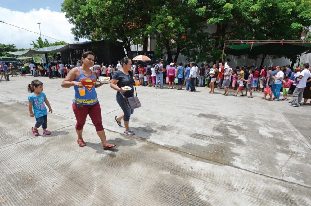 Habitantes de Juchitán se organizaron para evitar que haya rapiña en las viviendas que no se encuentran en condiciones de ser habitadas. (ARTEMIO GUERRA. CUARTOSCURO)