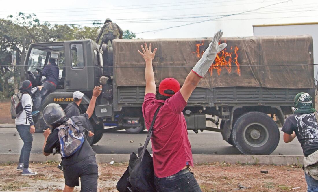 Un soldado y un conductor abandonaron su vehículo luego de que los manifestantes lo incendiaran en Tegucigalpa (FERNANDO ANTONIO. AP)
