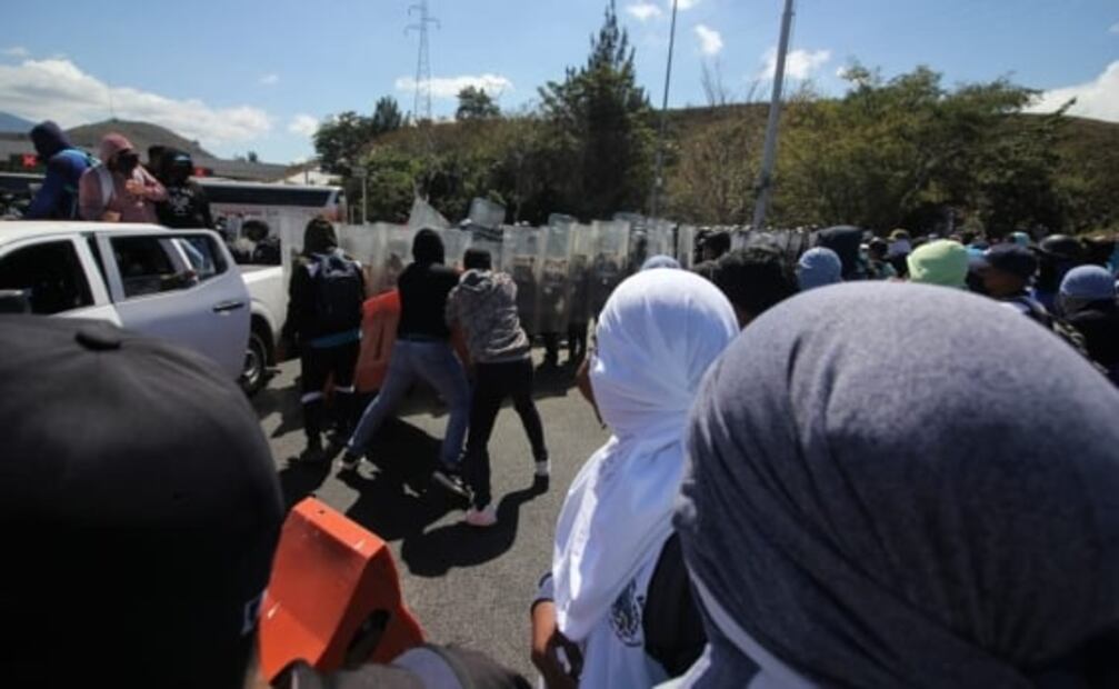 En imágenes, así fue el enfrentamiento con palos, piedras y hasta un tráiler entre normalistas y la GN