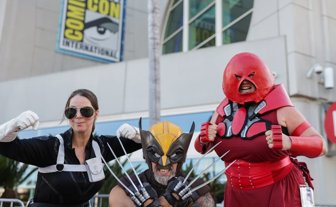 Cosplayers de un agente de S.H.I.E.L.D., Wolverine y Juggernaut, respectivamente, posan para una fotografía durante la noche de preestreno de la Comic-Con International. Foto: AP.
