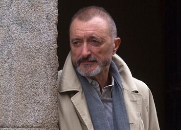 Arturo Pérez-Reverte le gana a la autoayuda como el más leído en España