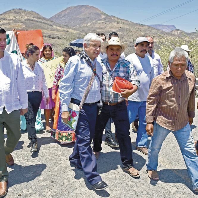 Acompañado del gobernador de Nayarit, Antonio Echeverría (izq.) AMLO recorrió la comunidad de El Nayar, una de las más pobres del país, donde dijo que su administración creará una empresa para llevar internet a todo el país. PRESIDENCIA