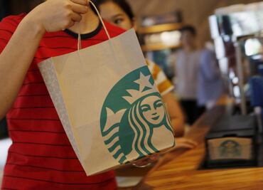 Operadora de Starbucks vende su parte en Grupo Axo
