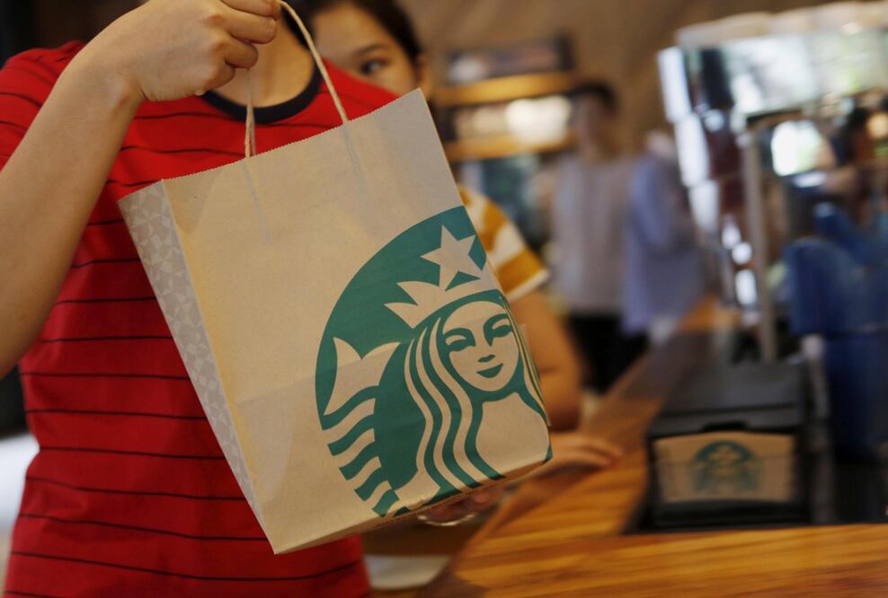 Operadora de Starbucks vende su parte en Grupo Axo
