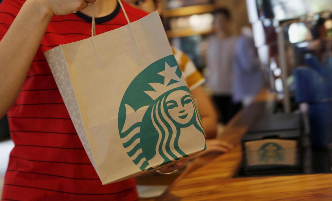 Operadora de Starbucks vende su parte en Grupo Axo