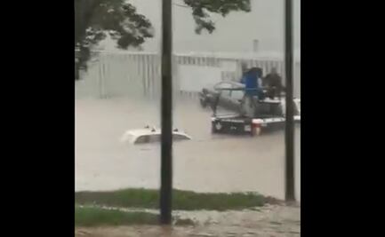 Video: Tormenta y granizo dejan autos sumergidos en Edomex