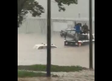 Video: Tormenta y granizo dejan autos sumergidos en Edomex