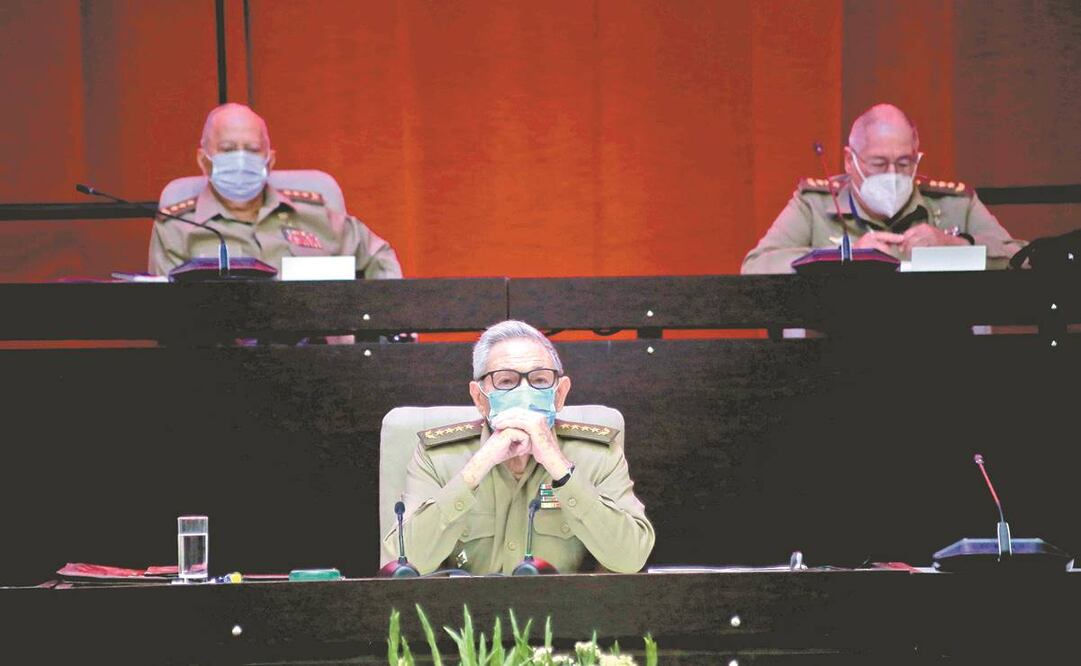 Raúl Castro, en el primer día del octavo congreso del gobernante Partido Comunista (PCC, único), en La Habana. Foto: Ariel Ley Royero/ AP.