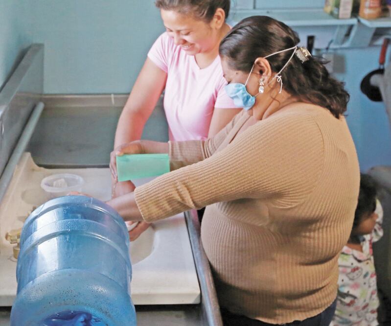 Ayuda. En 93 albergues del país se ha dado apoyo por parte de la ACNUR frente al Covid-19. ARCHIVO EL UNIVERSAL