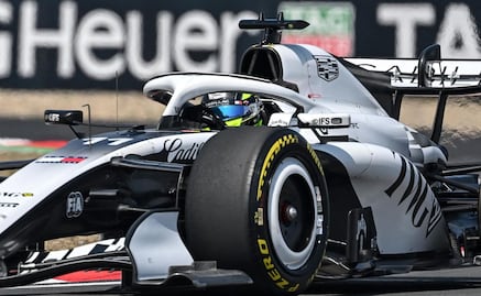 Checo Pérez sufre choque con Alex Albon en la primera sesión de ensayos del Gran Premio de Japón