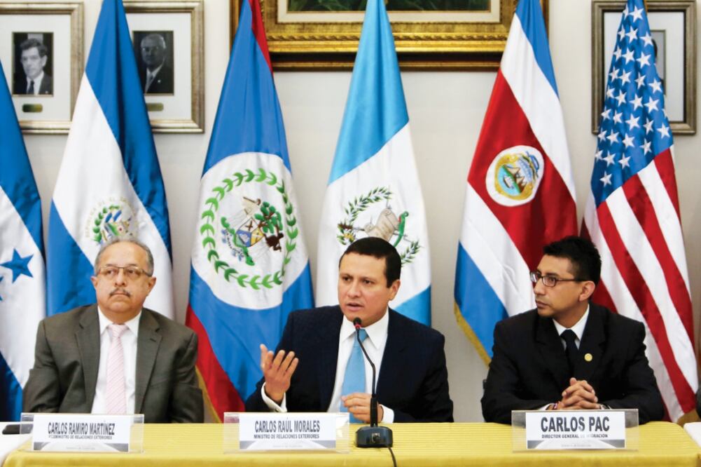 Representantes de los gobierno de México y Centroamérica se reunieron ayer en la Cancillería guatemalteca (ESTEBAN BIBA. EFE)