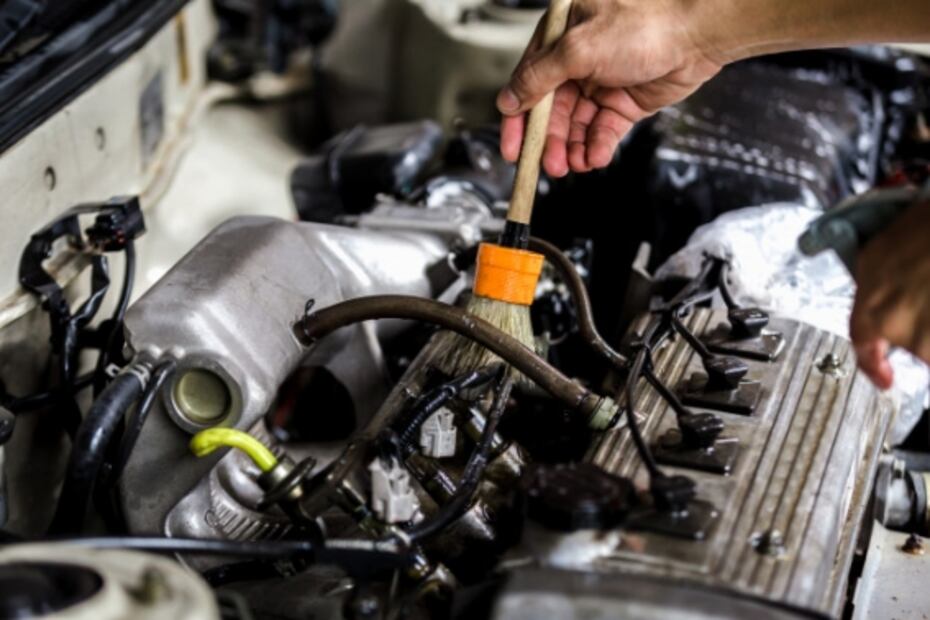Cómo limpiar el motor del auto en nueve pasos