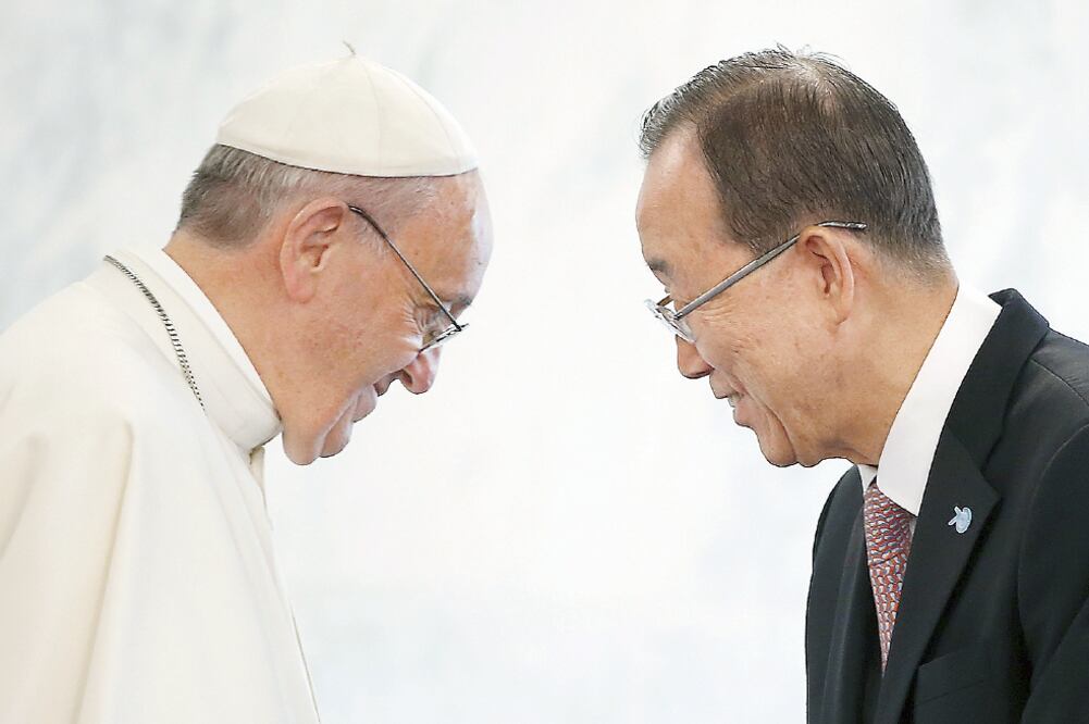 El papa Francisco y el secretario general de la ONU, Ban Ki-moon, dos de los aspirantes a llevarse el Nobel de la Paz este año (TONY GENTILE. REUTERS)