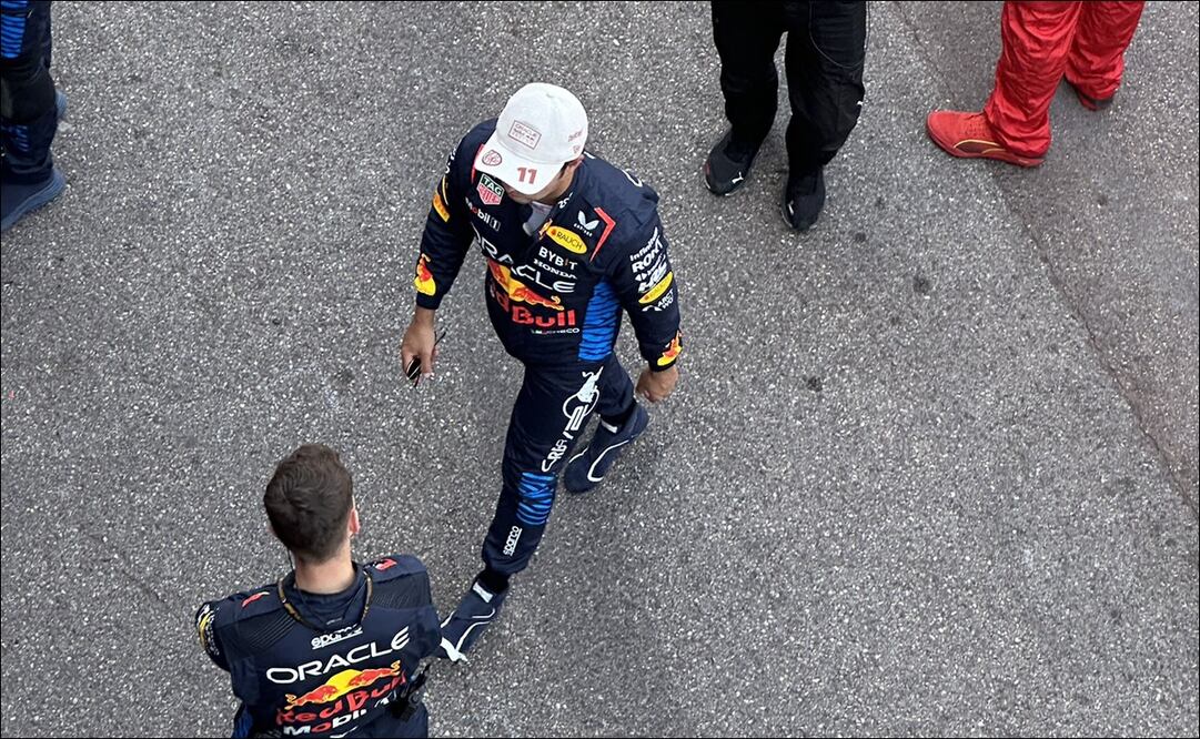 Checo Pérez de vuelta en el garaje de Red Bull tras abandonar la carrera - Foto: Red Bull (X)