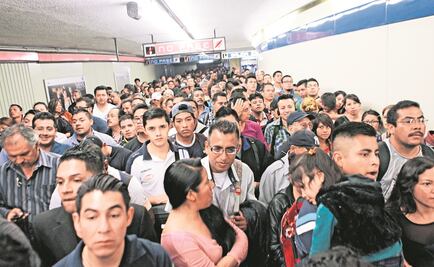 Peregrinan capitalinos en transporte público por doble No Circula