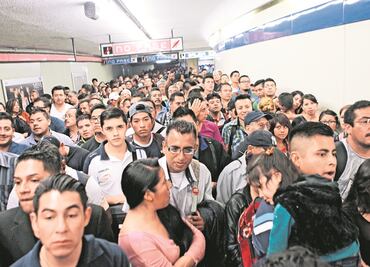 Peregrinan capitalinos en transporte público por doble No Circula