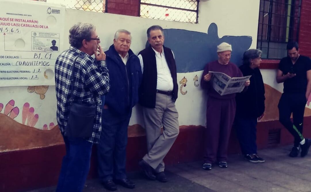 En la foto: el perredista Jesús Ortega y Paco Ignacio Taibo II, quienes fueron a emitir su voto en la casilla de la Condesa (ESPECIAL)
