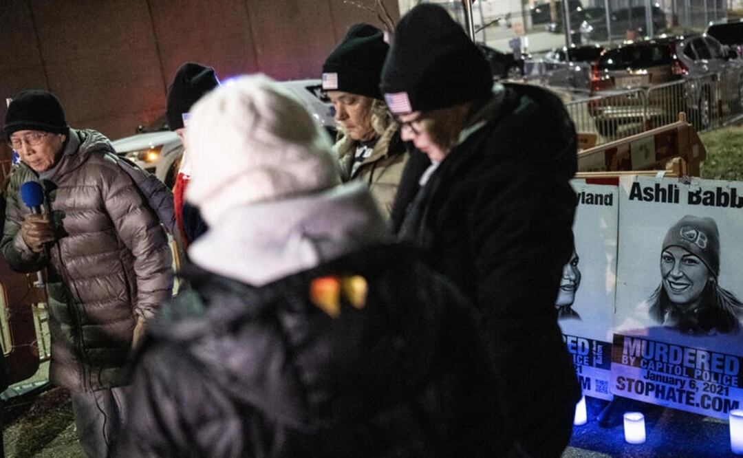 Dwight Yen dirige las oraciones en una vigilia por los acusados del 6 de enero fuera de la cárcel en Washington. Foto: AFP