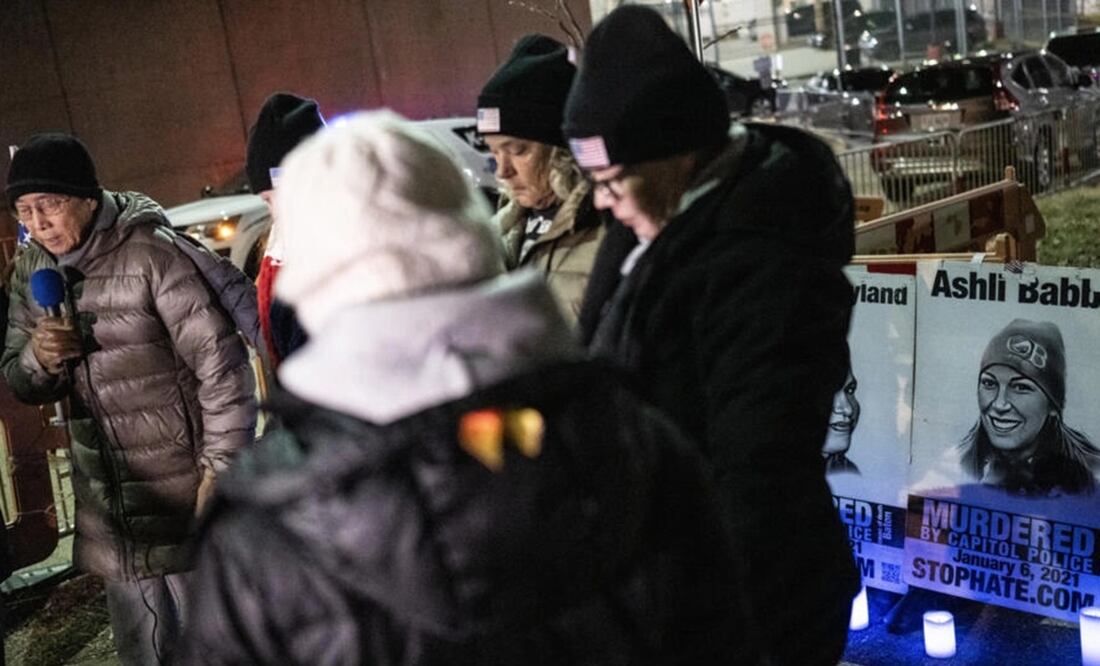 Dwight Yen dirige las oraciones en una vigilia por los acusados del 6 de enero fuera de la cárcel en Washington. Foto: AFP