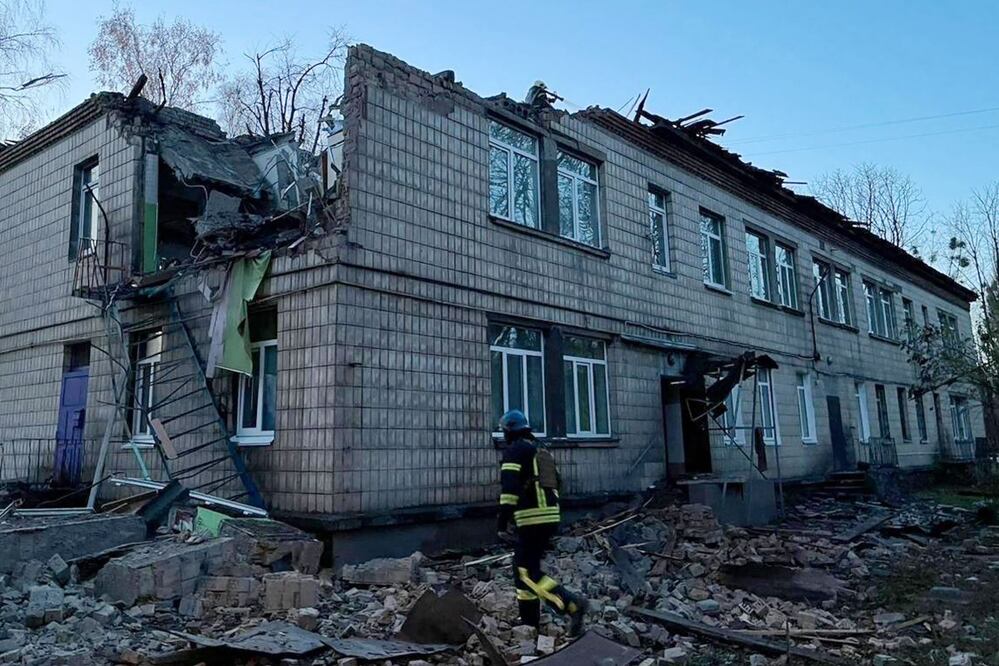 Un bombero, en el lugar de un ataque con drones en Kiev. Foto: AFP