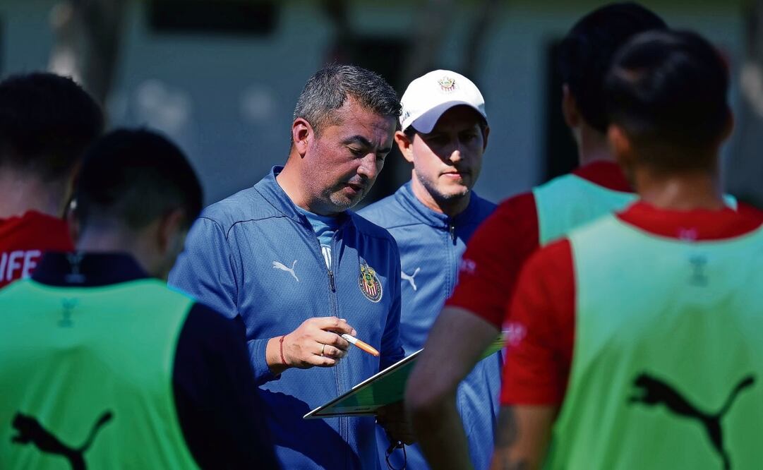 El estratega interino ha asegurado que tiene la capacidad para quedarse con el puesto. Foto: Club Guadalajara