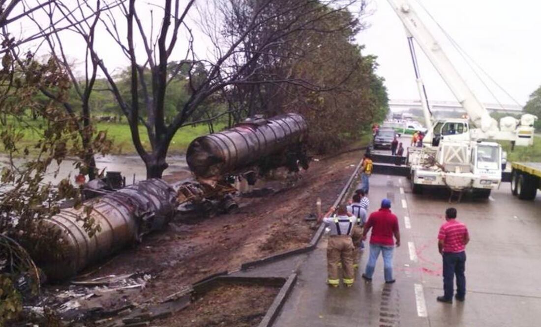 El pasado 26 de marzo volcó una pipa sobre la carretera Cárdenas-Coatzacoalcos, donde lugareños intentaron recolectar el combustible cuando ocurrió el flamazo. Foto: Archivo