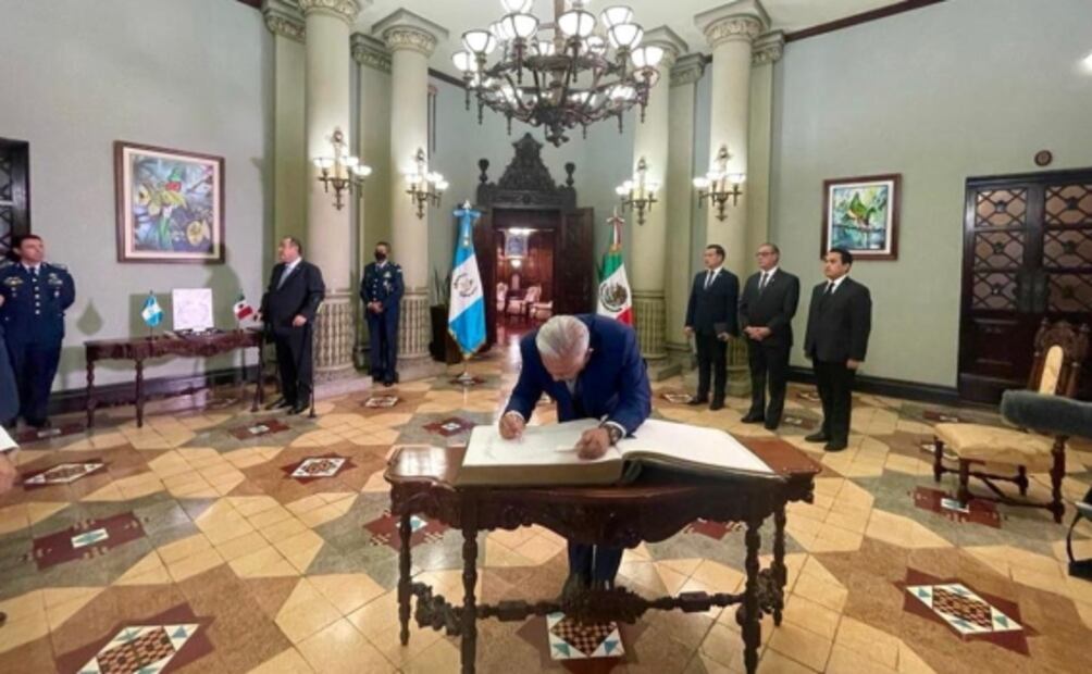 Guatemala condecora a AMLO con Orden del Quetzal, máxima distinción de ese país