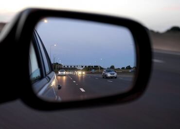 Cómo eliminar los puntos ciegos en los espejos retrovisores del auto