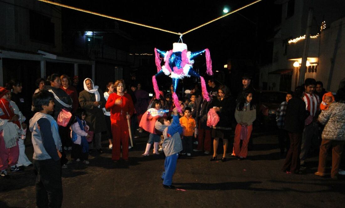 Las posadas duran del 16 al 24 de diciembre, en donde los presentes realizan un recorrido junto con las figuras religiosas de José y María. Foto: Cuartoscuro/Archivo