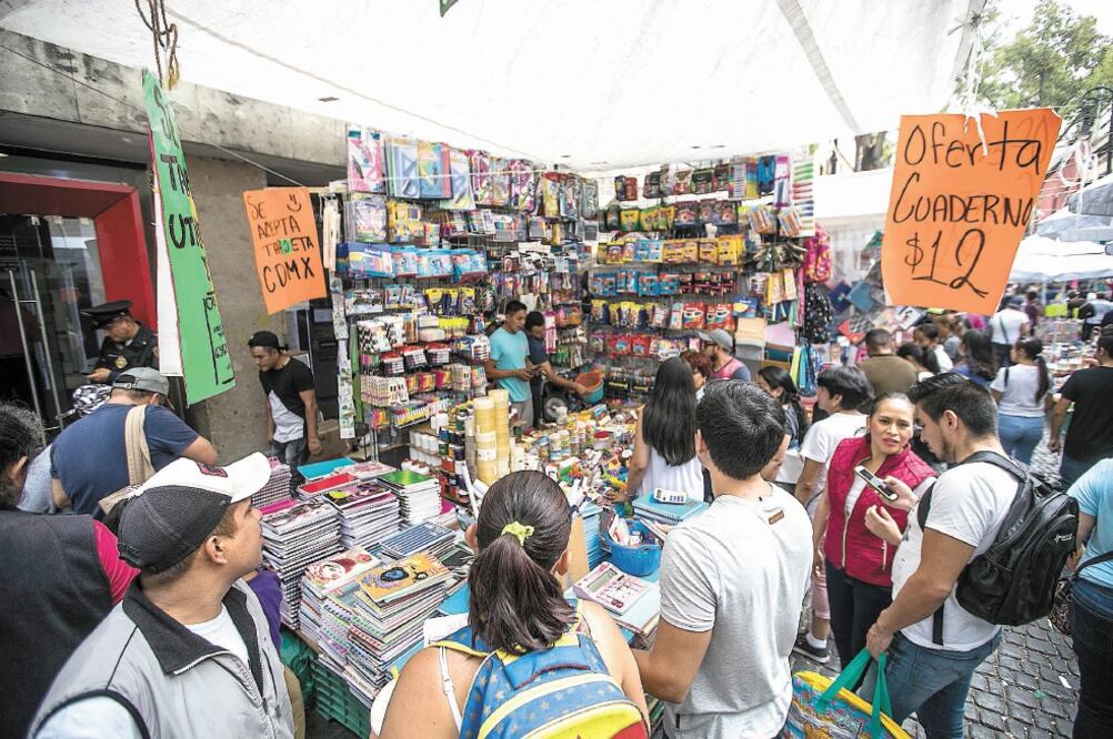 En la calle de Mesones, en el Centro Histórico, familias completas recorren los puestos ambulantes y fijos en busca del mejor precio. Foto: FOTOS: GERMÁN ESPINOSA. EL UNIVERSAL