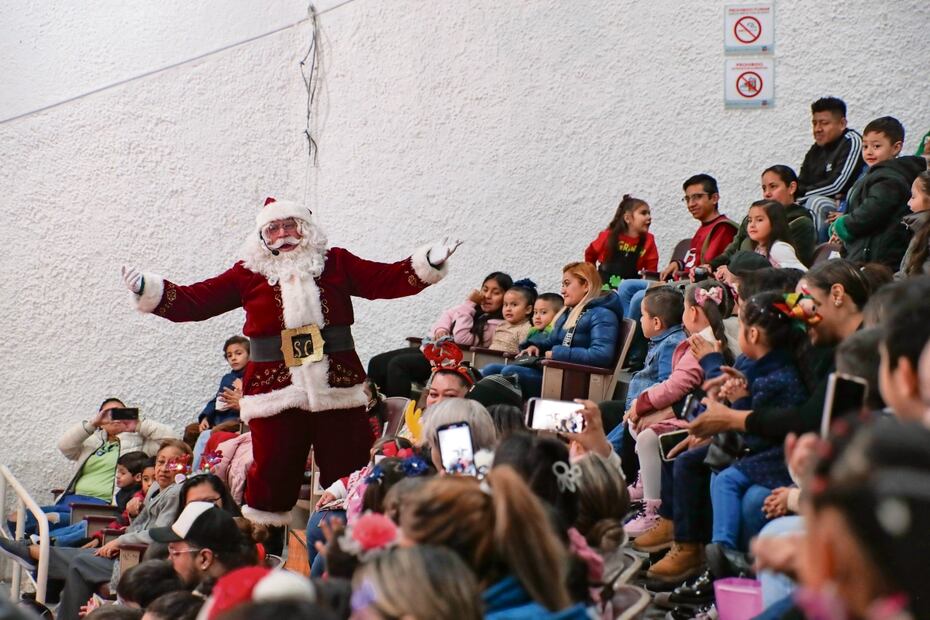 Óscar Manjarrez comenta que en su convivencia con los infantes hay experiencias devastadoras, graciosas y algunas complicadas, pues hay niños que le preguntan por familiares fallecidos o le piden por su salud. Foto: Juan Boites