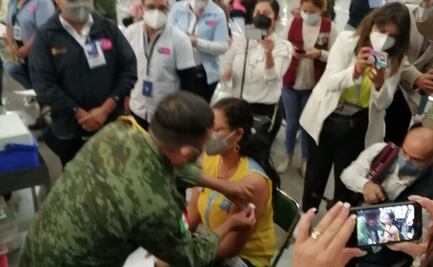 Madrugan maestros para ser vacunados contra Covid-19 en Guanajuato