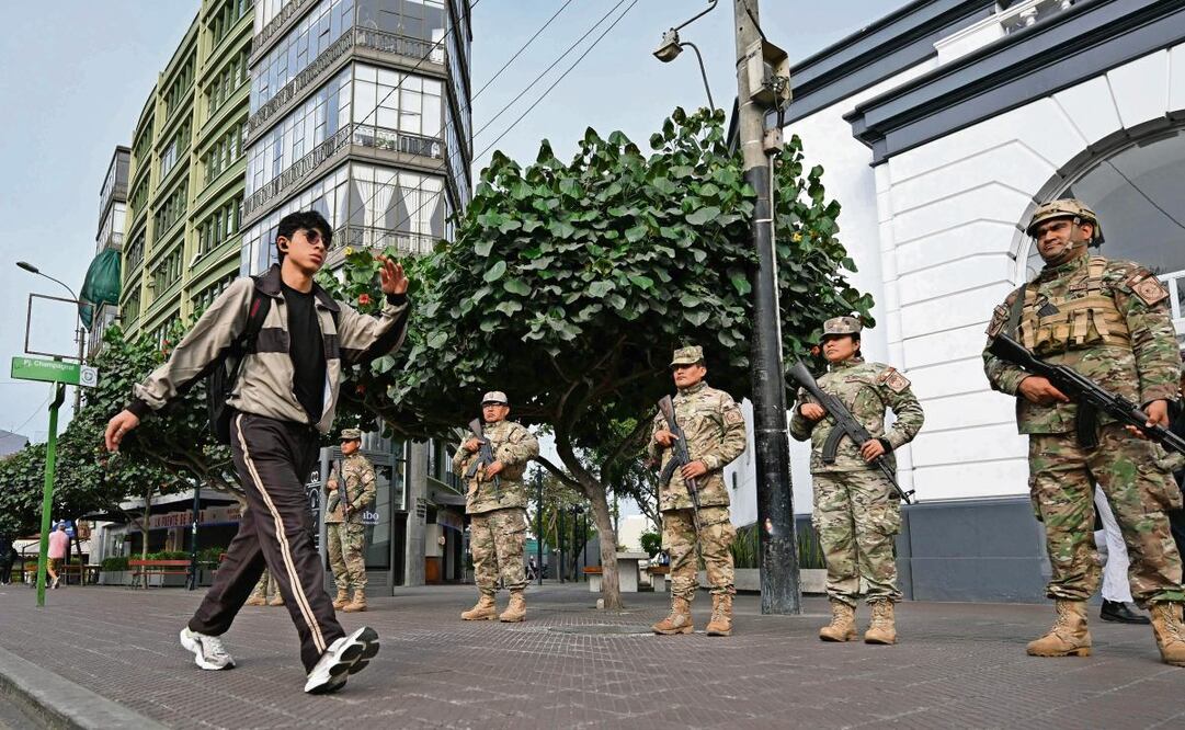 Miembros de la Fuerza Aérea Peruana, ayer al vigilar una calle en Lima. Foto: Raúl Arboleda / AFP