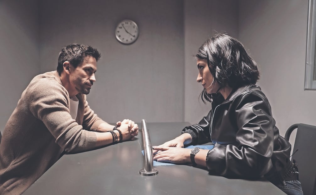 El actor chileno Tiago Correa comparte escena con Ana Brenda. Foto: ViX