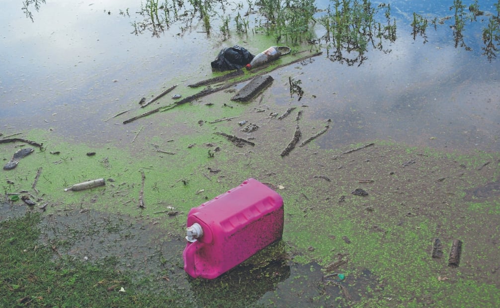 Residuos sólidos pueden observarse en distintos puntos de la ribera de la presa en Nicolás Romero. Foto: Santiago Cadena/ EL UNIVERSAL