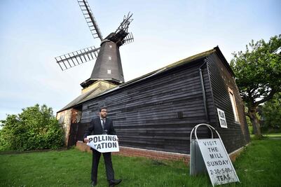 Abren colegios electorales en el Reino Unido