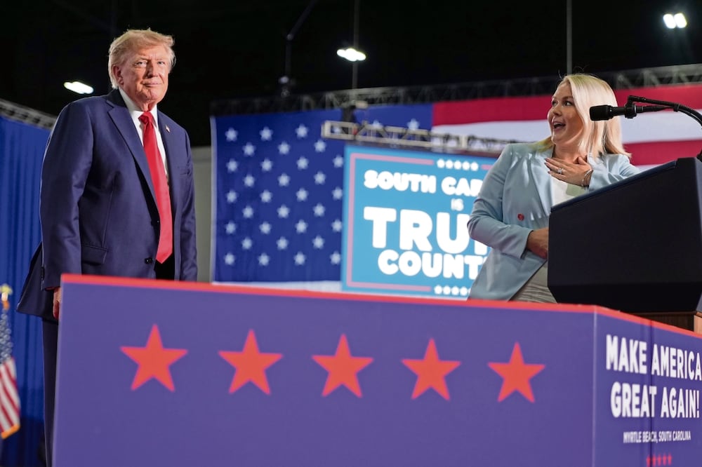 El presidente de EU, Donald Trump, con la portavoz de la Casa Blanca, Karoline Leavitt. Foto: AP