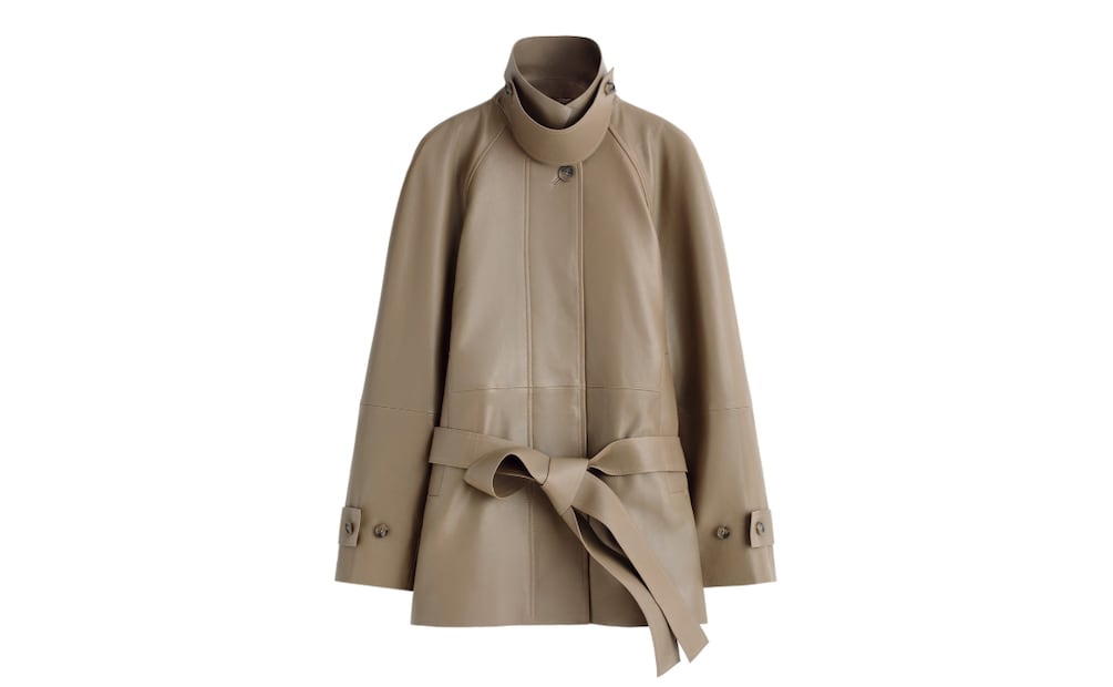 La chamarra perfecta para elevar cualquier look.Foto: Cortesía COS