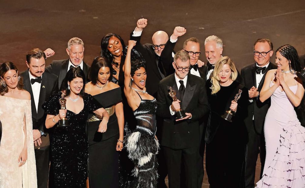 Los ganadores de las seis categorías en las que triunfó Una batalla tras otra, entre ellas: Mejor película, Mejor director y Mejor actor de reparto. Foto: AFP