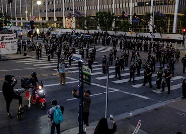 Guardia Nacional detiene temporalmente a civiles en protestas de Los Ángeles; soldados acompañan a agentes migratorios en operativos