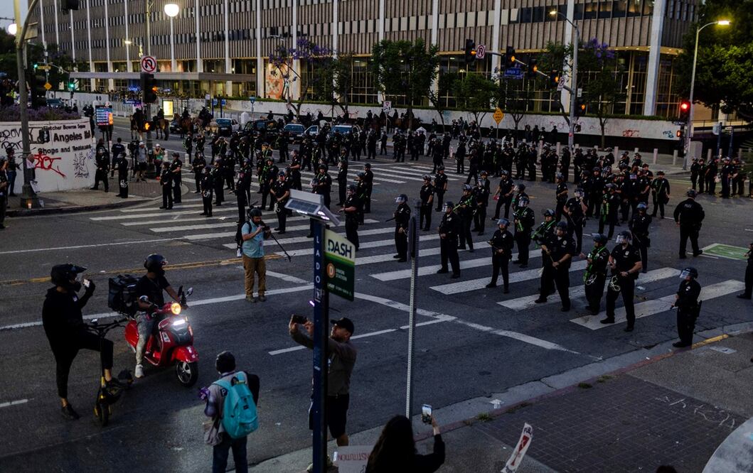 Agentes de policía se movilizan para hacer cumplir el toque de queda, que entró en vigor de las 20:00 horas del martes a las 8 horas del miércoles en Los Ángeles, el 10 de junio de 2025, tras las protestas contra las redadas de ICE en Los Ángeles, California. Foto: AFP