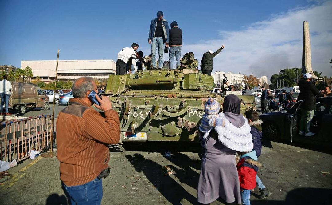 Rebeldes sirios y civiles celebran cerca del Monumento a la Espada Damascena, en la Plaza de los Omeyas en Damasco, tras la caída de Bashar al-Assad. Foto: EFE